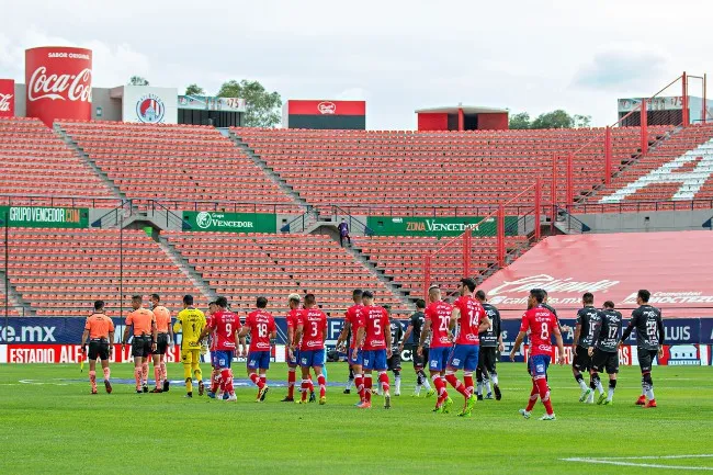 IMAGO7 Jugadores potosinos y fronterizos entran al campo sin público en la tribuna