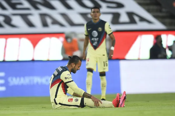 IMAGO7 Aguilera tendido en el césped del Hidalgo