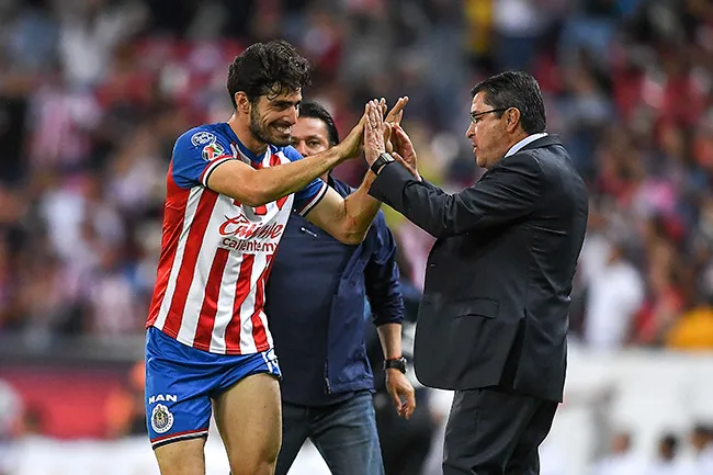 IMAGO7 Briseño y Tena festejan un gol del Rebaño