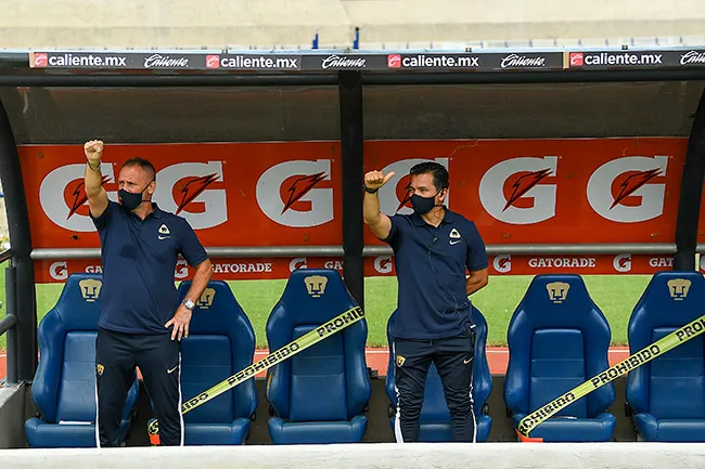 IMAGO7 Lillini y López entonan el Goya en el partido contra Querétaro