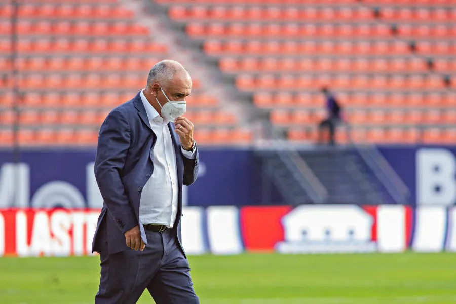 Vázquez con cubrebocas en el juego en contra de Juárez