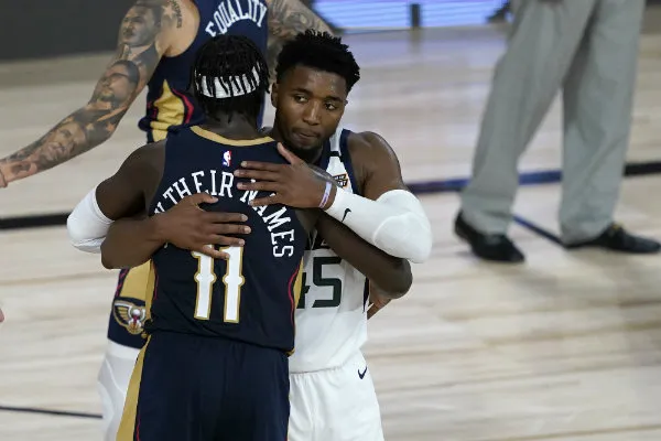 AP Donovan Mitchell (45) y Jrue Holiday (11) en abrazo