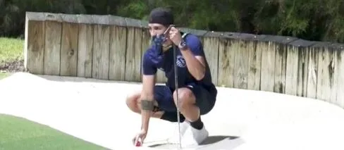 Pulido prepara su jugada en el mini golf