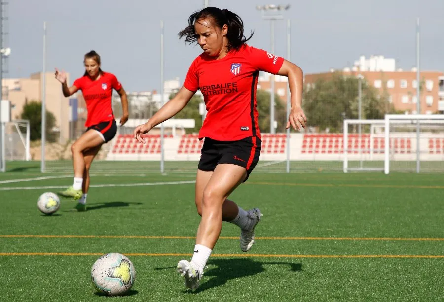 TWITTER @ATLETIFEMENINO Charlyn Corral durante un entrenamiento con Atlético de Madrid Femenil