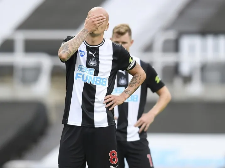 ESPECIAL Jugador del Newcastle se lamenta tras fallar jugada