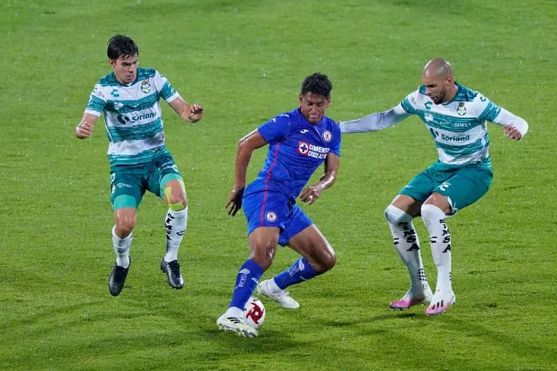 Doria en el juego ante Cruz Azul en el Olímpico Universitario