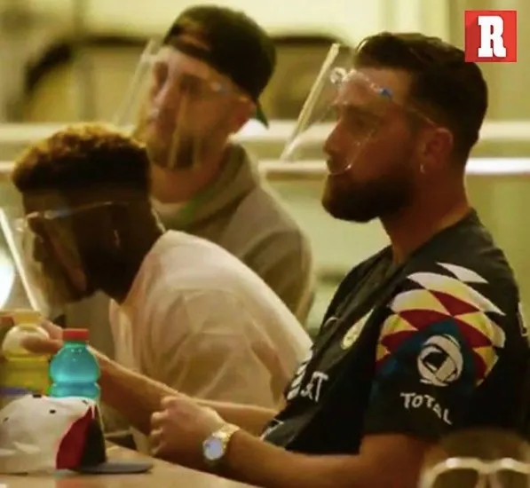 Kelce con el jersey del América