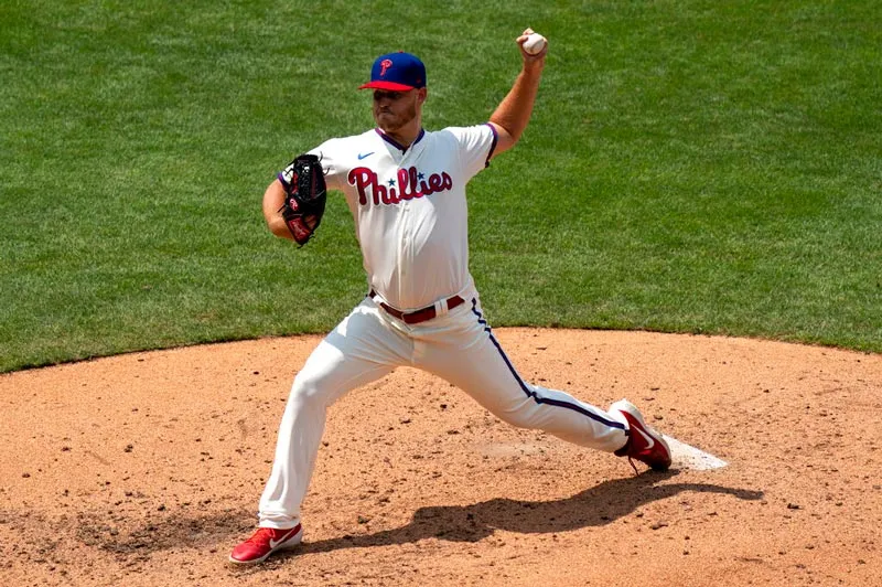 Cole Irvin realiza un lanzamiento