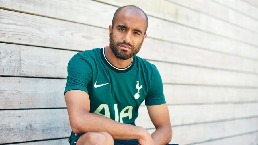 Lucas Moura luce el kit de visitante