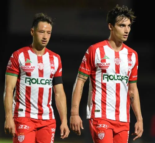 Jugadores de los Rayos se lamentan tras el gol en contra