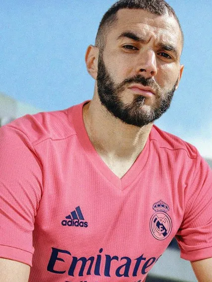 INSTAGRAM:REAL MADRID Benzema con uniforme rosa