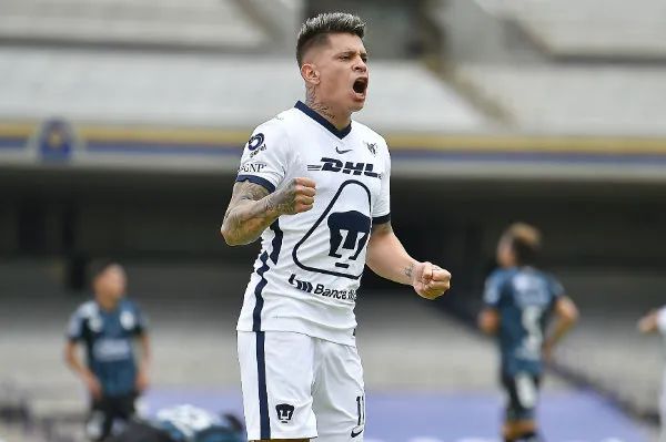 IMAGO7 Juan Manuel Iturbe celebrando una anotación con Pumas
