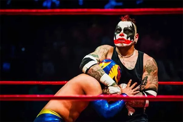 Pagano mientras somete a un rival en el cuadrilátero