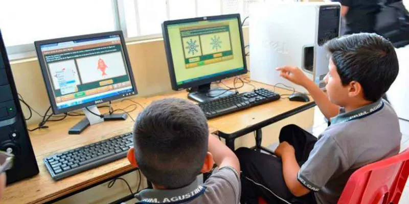 ESPECIAL Niños tomando clases en línea