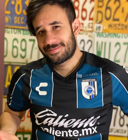 INSTAGRAM @WEREVERTUMORRO Werevertumorro con la playera del Querétaro