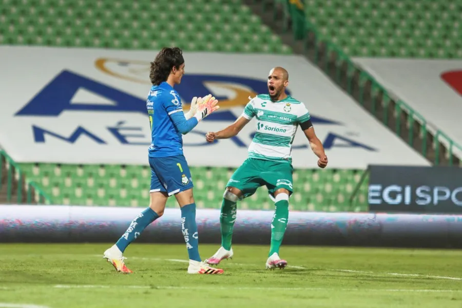 IMAGO7 Acevedo celebra tras detener penal a JJ Macías