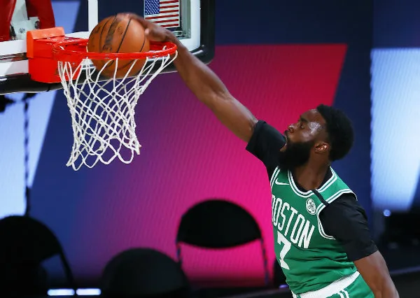 Jaylen Brown en acción