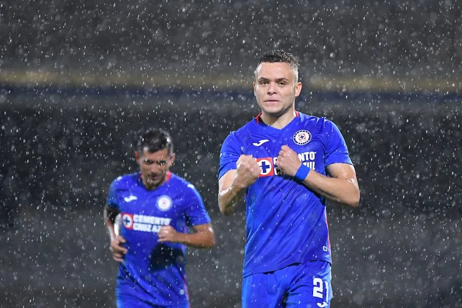 IMAGO7 Jonathan Rodríguez durante un partido con Cruz Azul