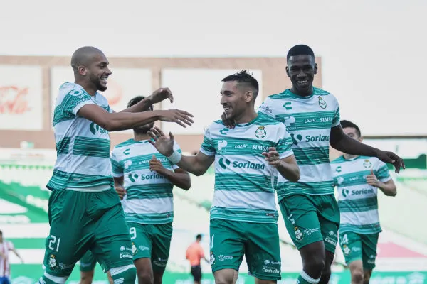 Jugadores de Santos celebran un gol