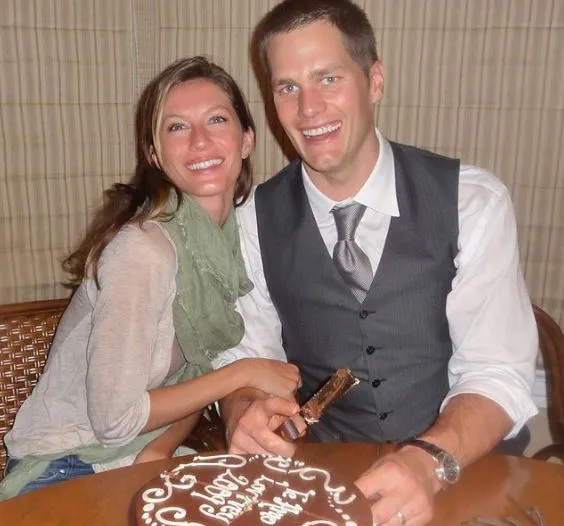 INSTAGRAM @gisele Gisele Bündchen y Brady parten un pastel