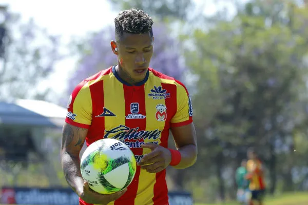 Ray Sandoval en acción con Morelia