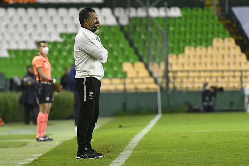 Ambriz observa el duelo de León ante Rayados