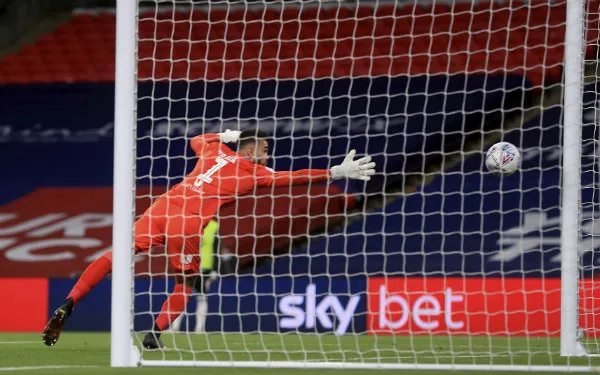 AP David Raya intenta, sin éxito, salvar el balón