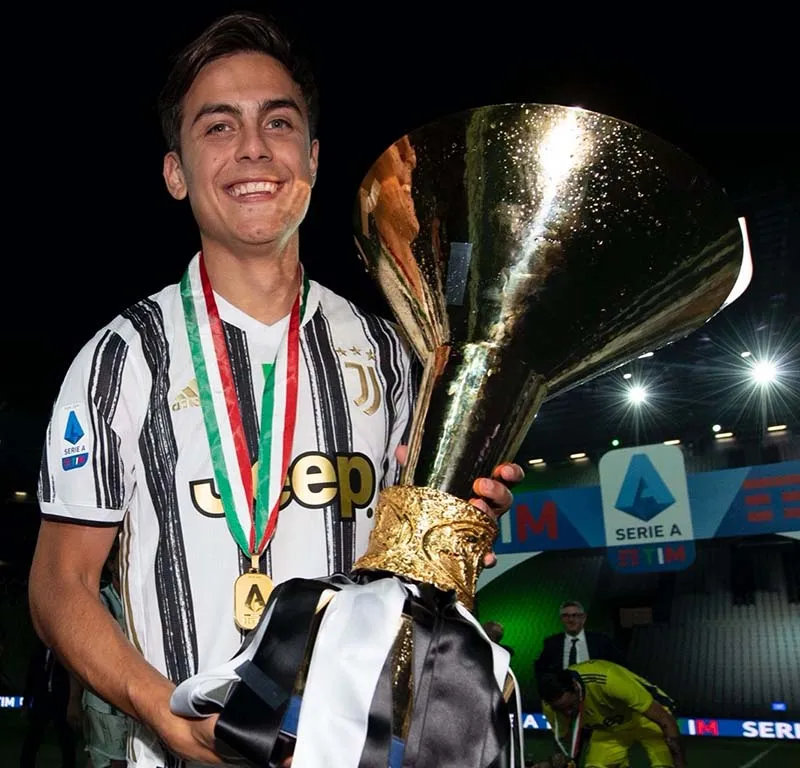 Dybala posa con el trofeo de la Serie A