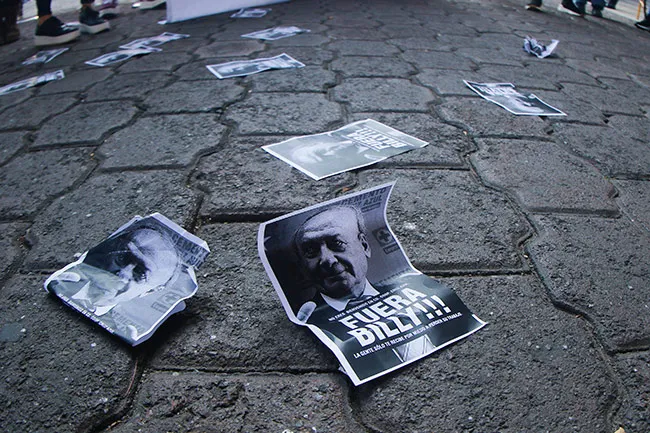 Pancartas contra Billy en una manifestación de los disidentes