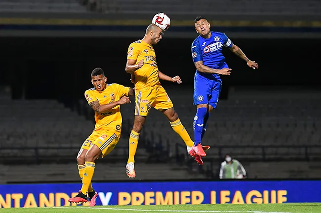 Cata pelea el balón en un juego contra Tigres