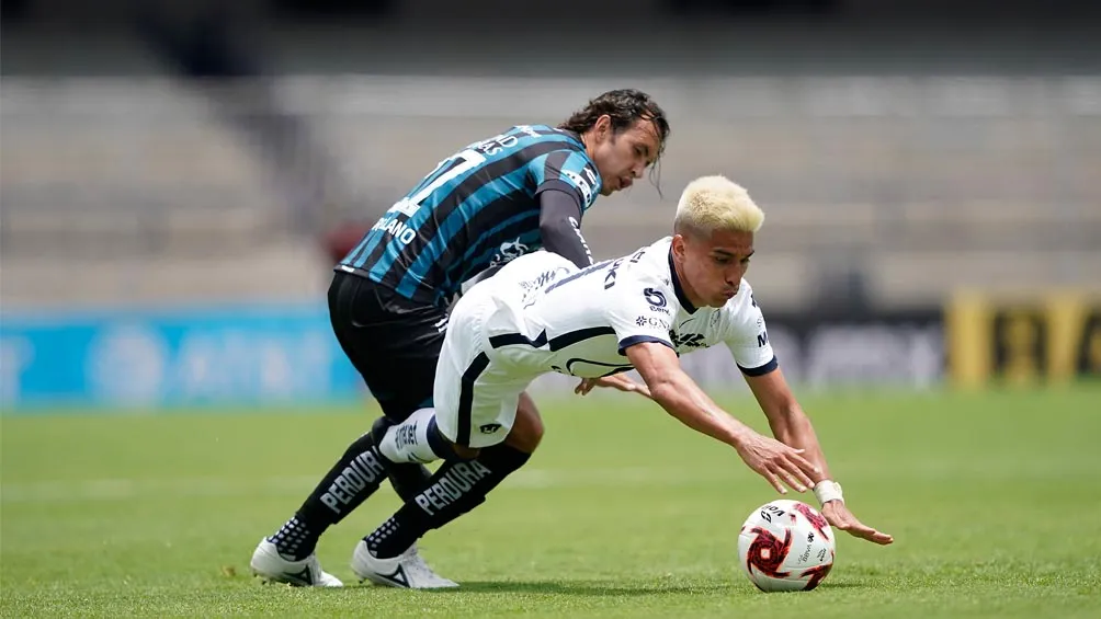 Omar Arellano y Favio Álvarez, luchan por el balón