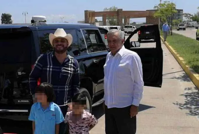 TWITTER @azucenau El Komander y sus hijos posan en una foto con López Obrador