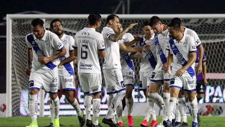 IMAGO7 Jugadores de Puebla festejan un gol vs Mazatlán