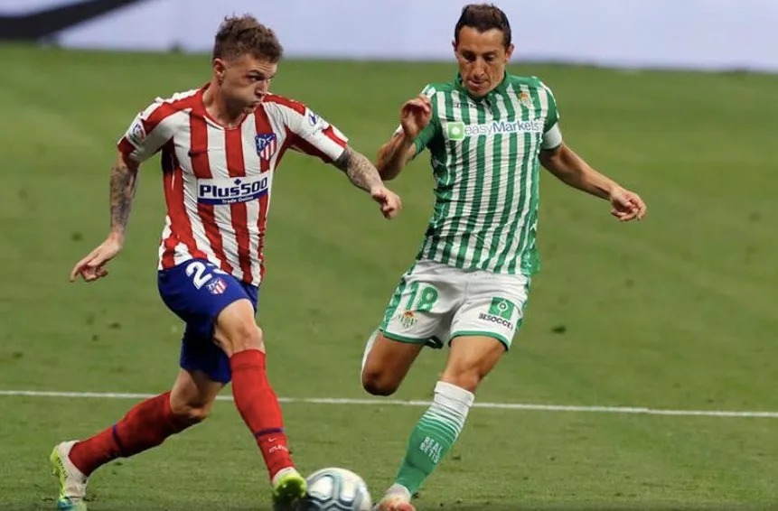 EFE Guardado persigue a Trippier en un juego de La Liga