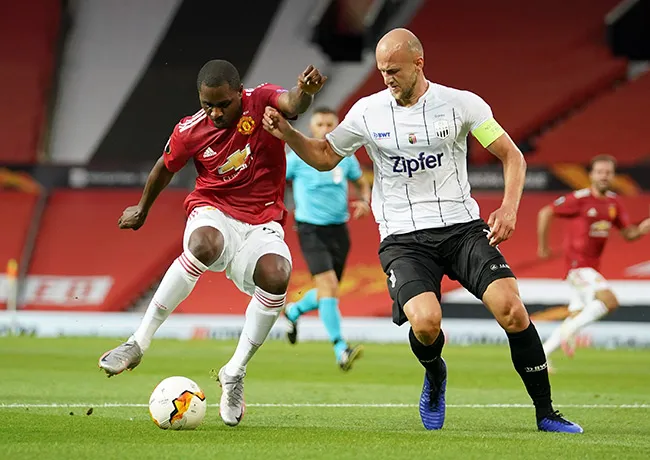 Ighalo controla el balón ante la mirada de un rival