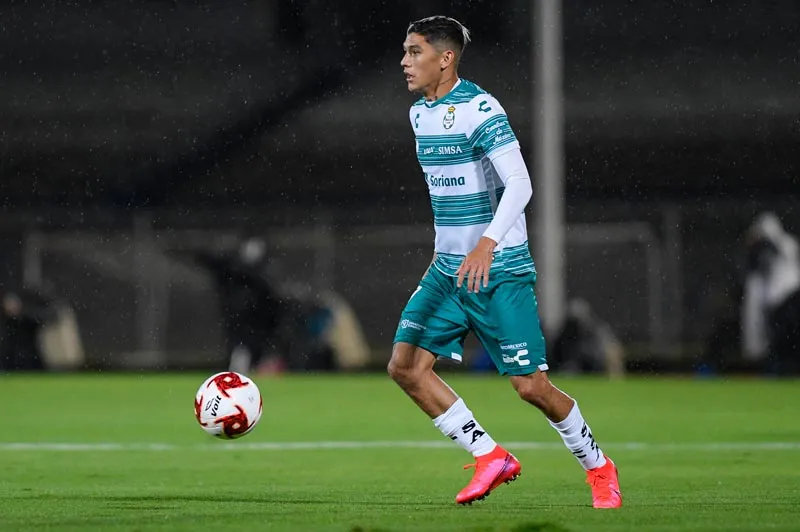 El zaguero mexicano en un partido con Santos