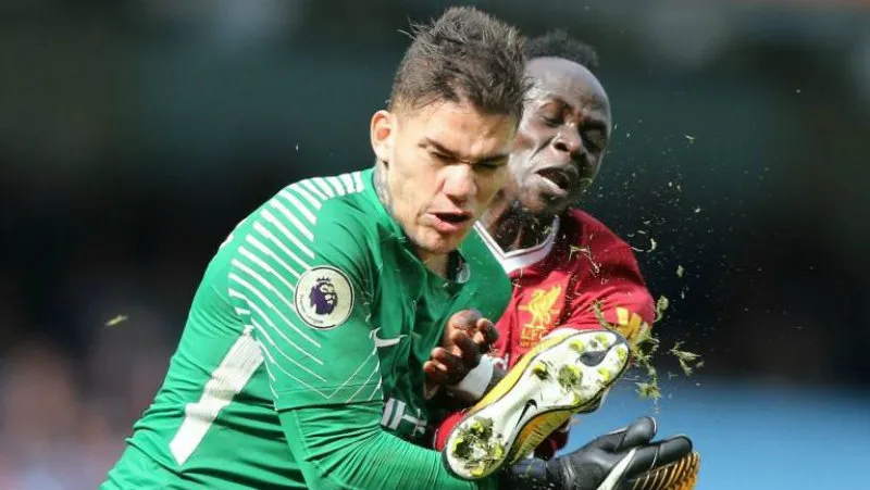 Moraes en choque con Sadio Mané