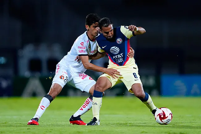 Gómez intenta quitarle el balón a Escoboza