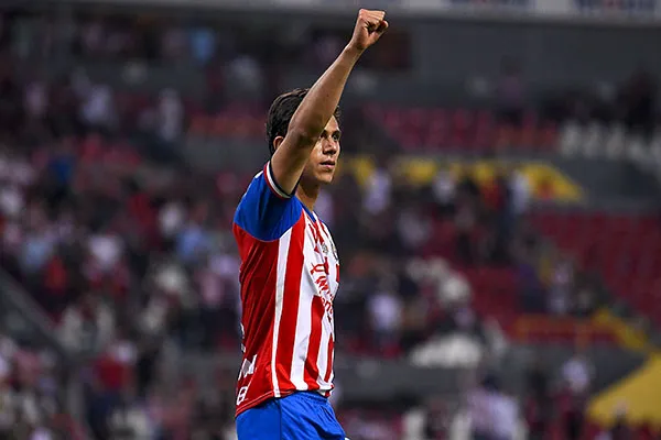El delantero festeja un gol con Chivas