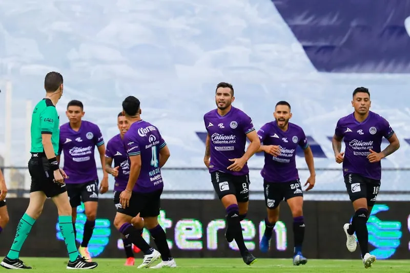 IMAGO7 Los futbolistas del club mazatleco celebran un gol