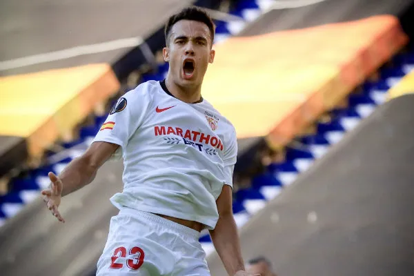Reguilón celebrando una anotación con Sevilla