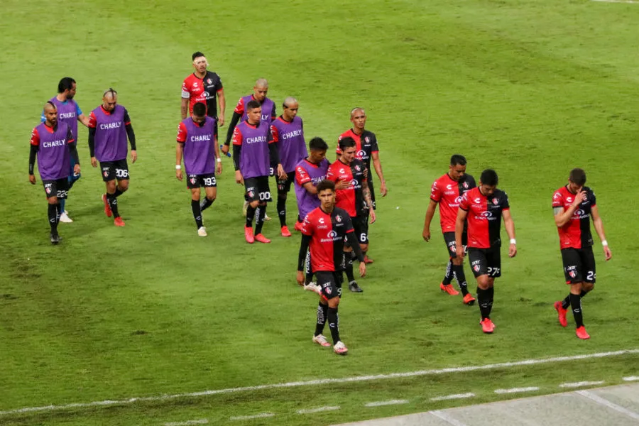 IMAGO7 Futbolista rojinegros tras derrota