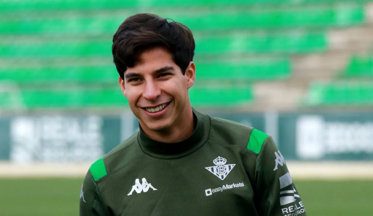 Lainez sonríe en un entrenamiento del Betis