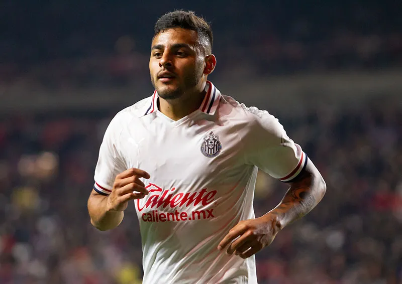 Alexis Vega, en un compromiso con Chivas