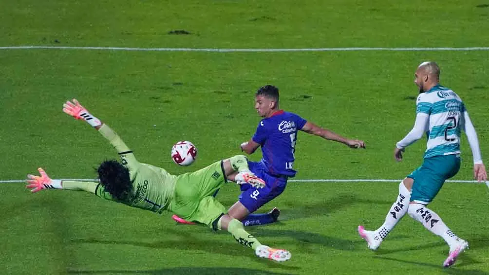 IMAGO7 Carlos Acevedo rechaza un remate