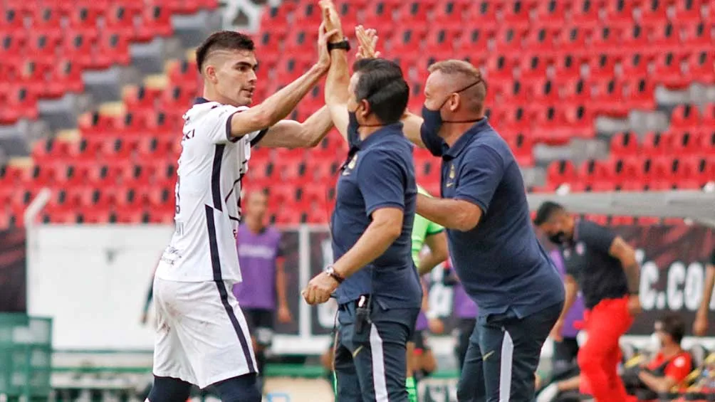 IMAGO7 Andrés Lillini felicita a su pupilo
