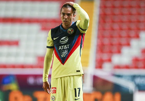 Sebastián Córdova se lamenta tras una falla