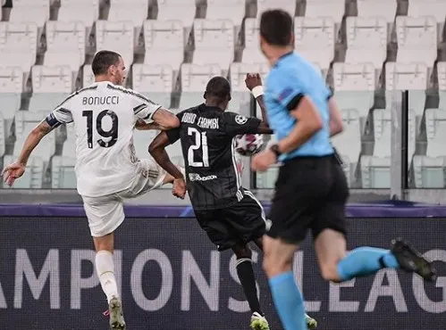 Bonucci en el juego ante Lyon