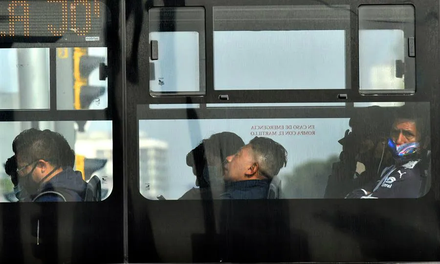 Personas en el transporte público de la CDMX