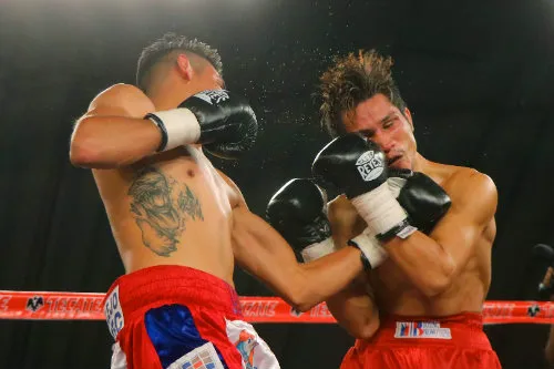 Navarrete le conecta un golpe a su rival